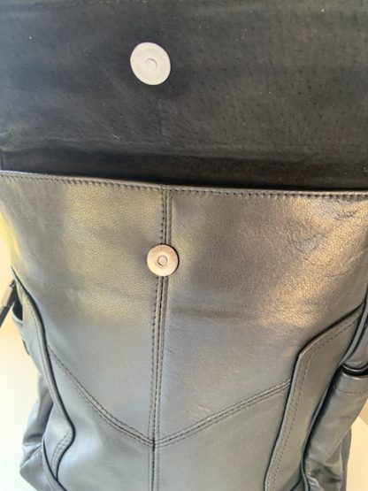 Mochila Unisex Mediana de Cuero Alta Calidad para Notebook - Modelo 8226 - Imagen 4